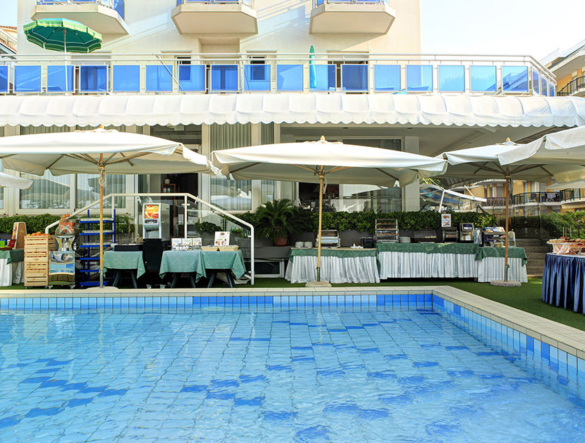 Colazione in terrazza con piscina Hotel Croce di Malta Jesolo 